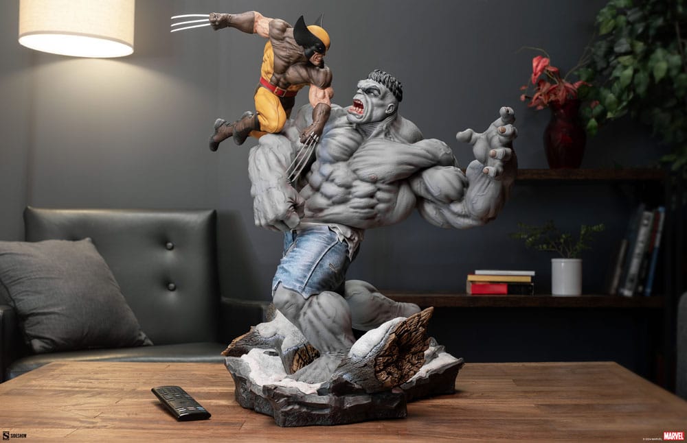 Grey Hulk vs Wolverine Maquette